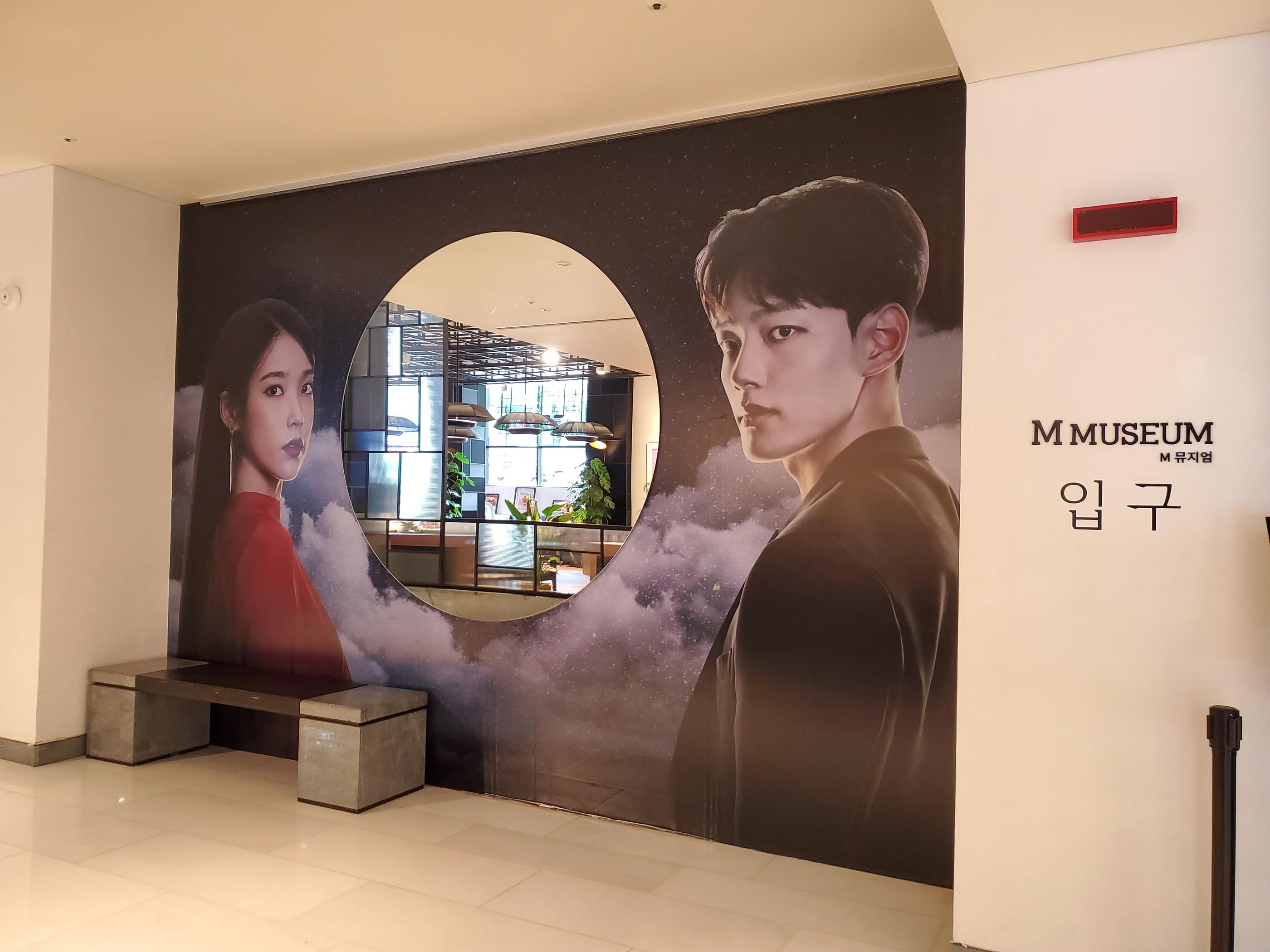 德魯納酒店展覽大廳的藝術海報及展示品位置