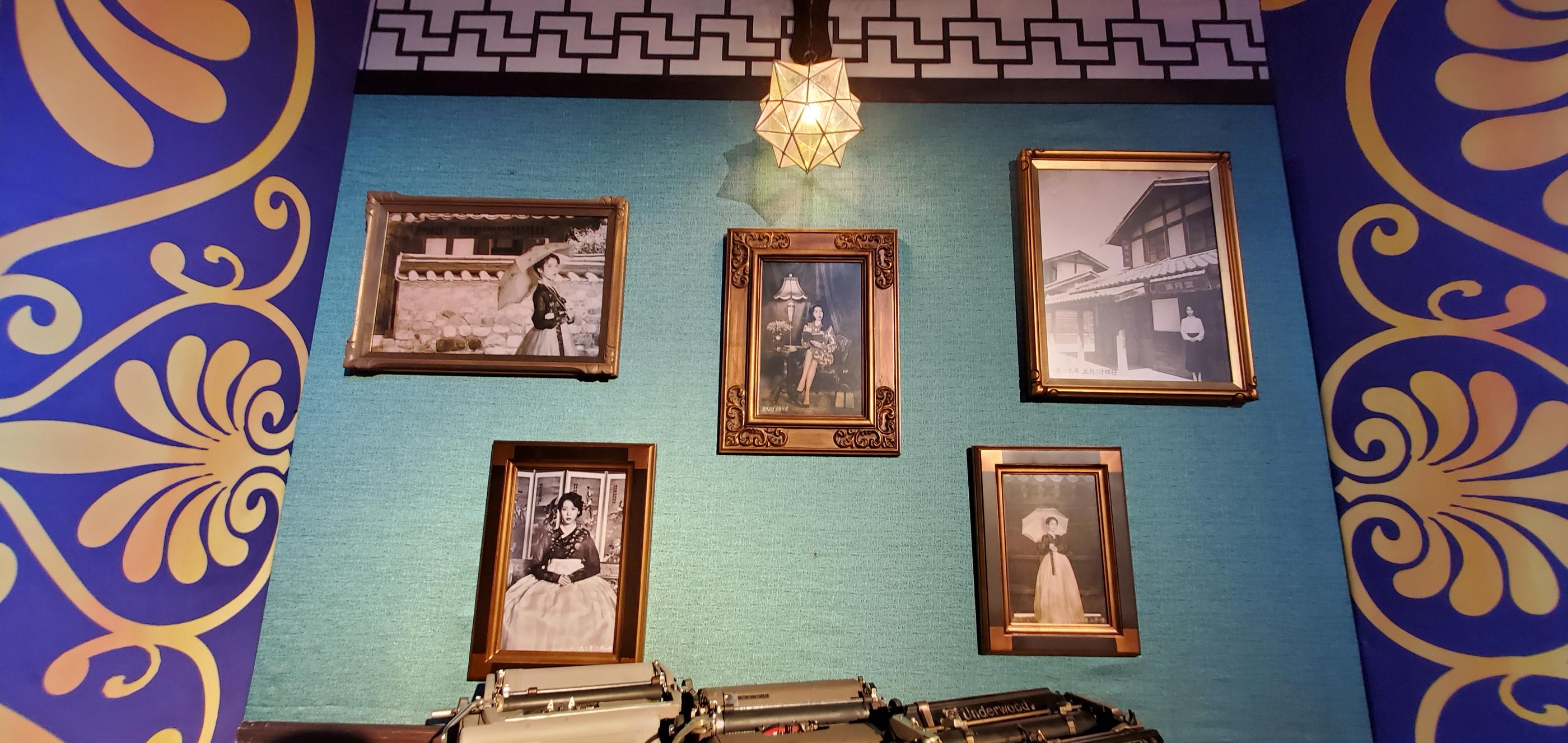 展示牆上滿月的多個時期的相片與懷舊設計