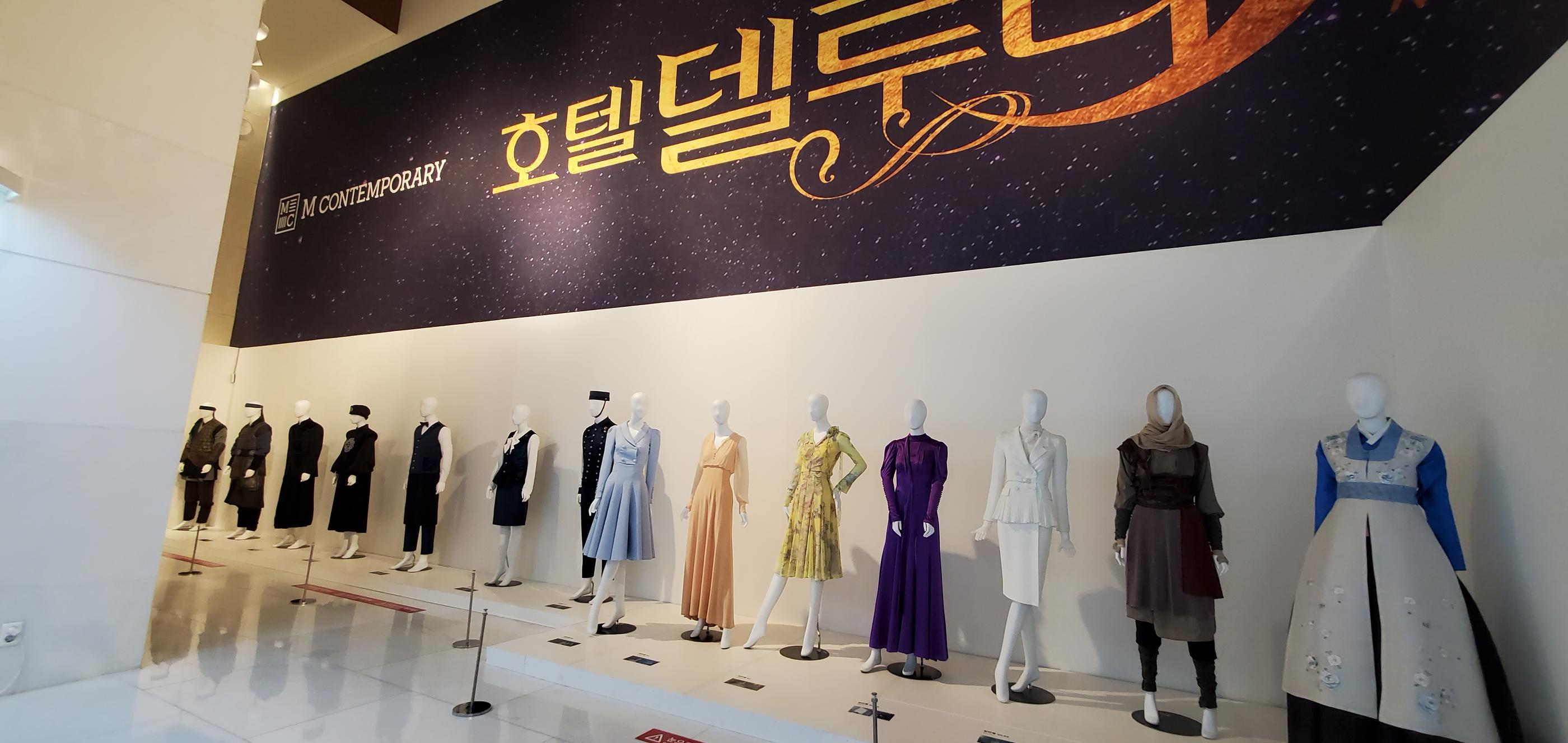 紀念品店的商品展示區，包括明信片與其他紀念品