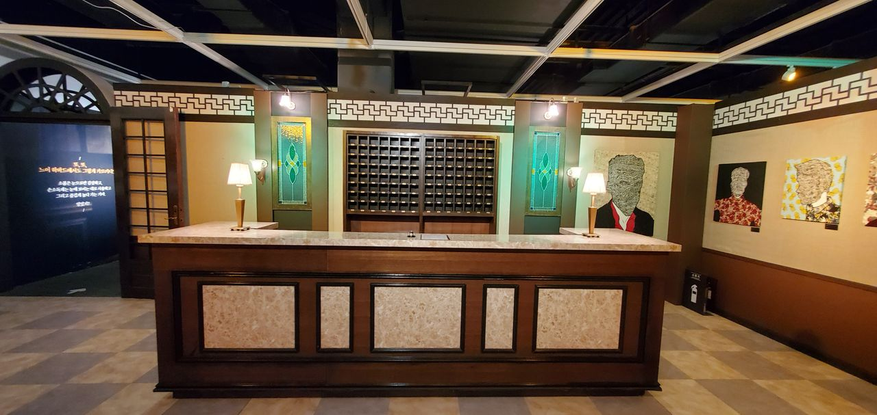德魯納酒店大廳展示櫃台和畫作的重現場景
