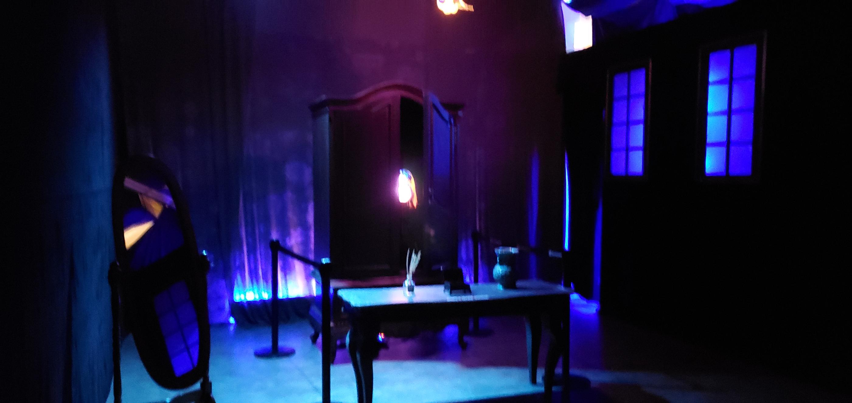 德魯納酒店展覽中的幽暗房間，營造神秘效果