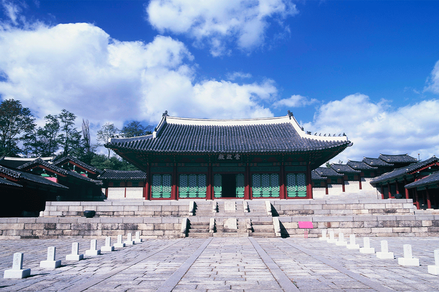 The beautiful exterior of Gyeongheegung Palace reflecting the stunning seasonal colors.