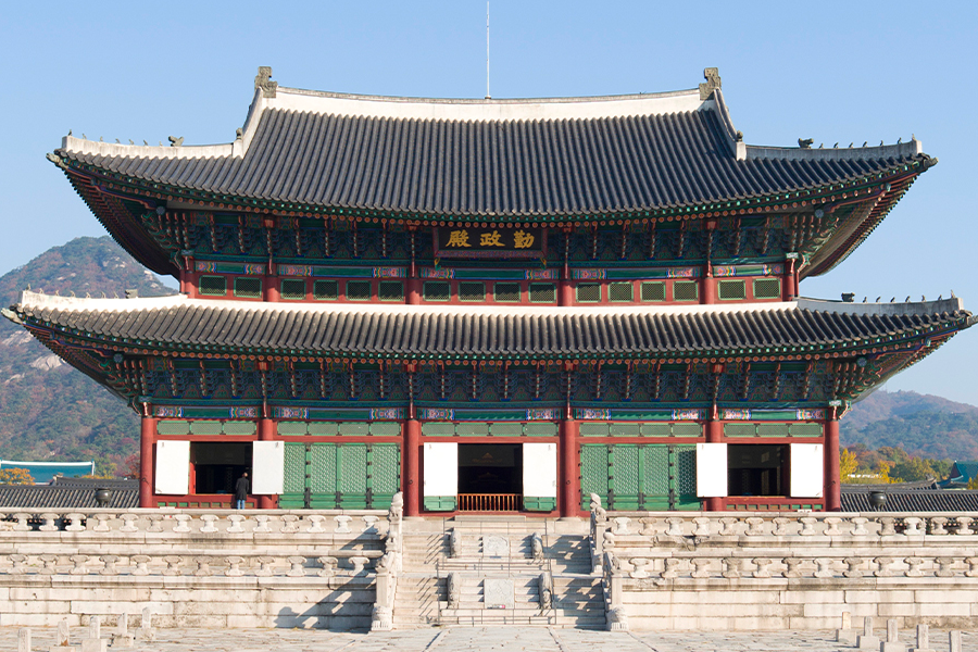 The main building, Geunjeongjeon, of Gyeongbokgung Palace in Seoul, showcasing beautiful traditional Korean architecture.