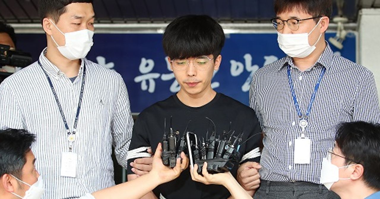 警方在逮捕嫌疑犯时举行新闻发布会，展示执法的决心。