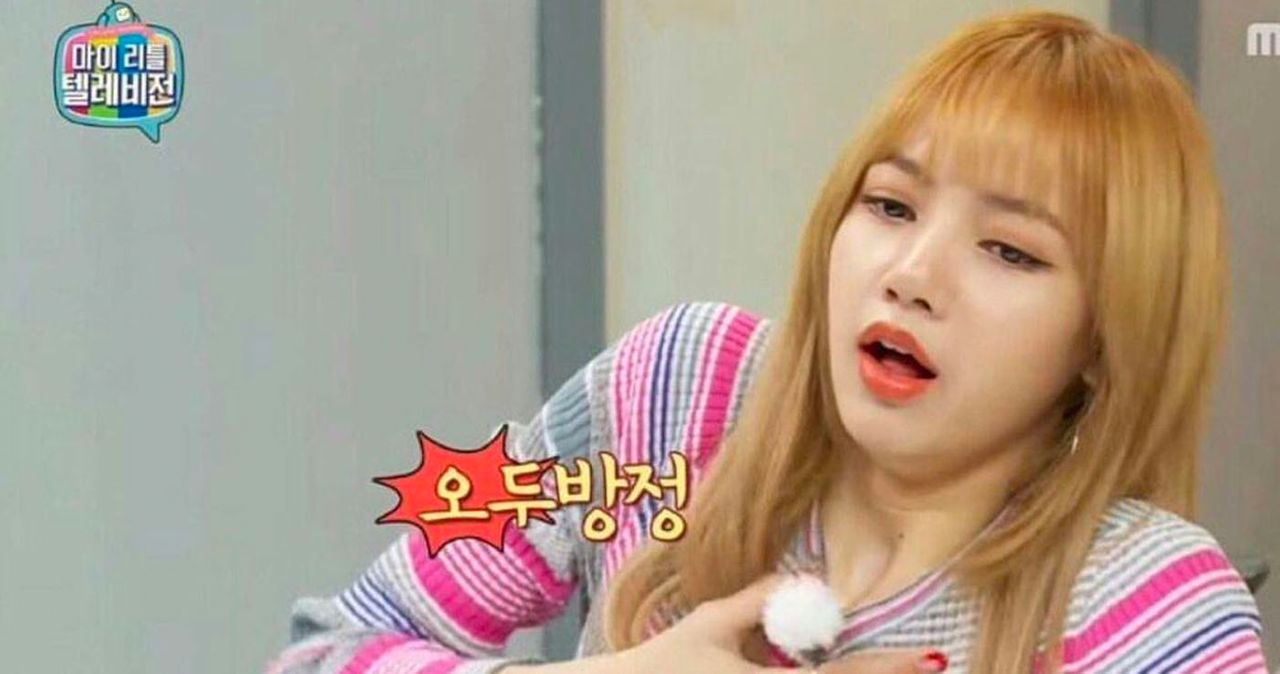 หญิงสาวสวมเสื้อแขนยาวลายทางหลากสี กำลังมีปฏิสัมพันธ์ที่ดูเหมือนจะเป็นมิตรและสนุกสนาน; แสดงให้เห็นถึงบรรยากาศที่เป็นกันเองระหว่างผู้คนในวัฒนธรรมเกาหลี