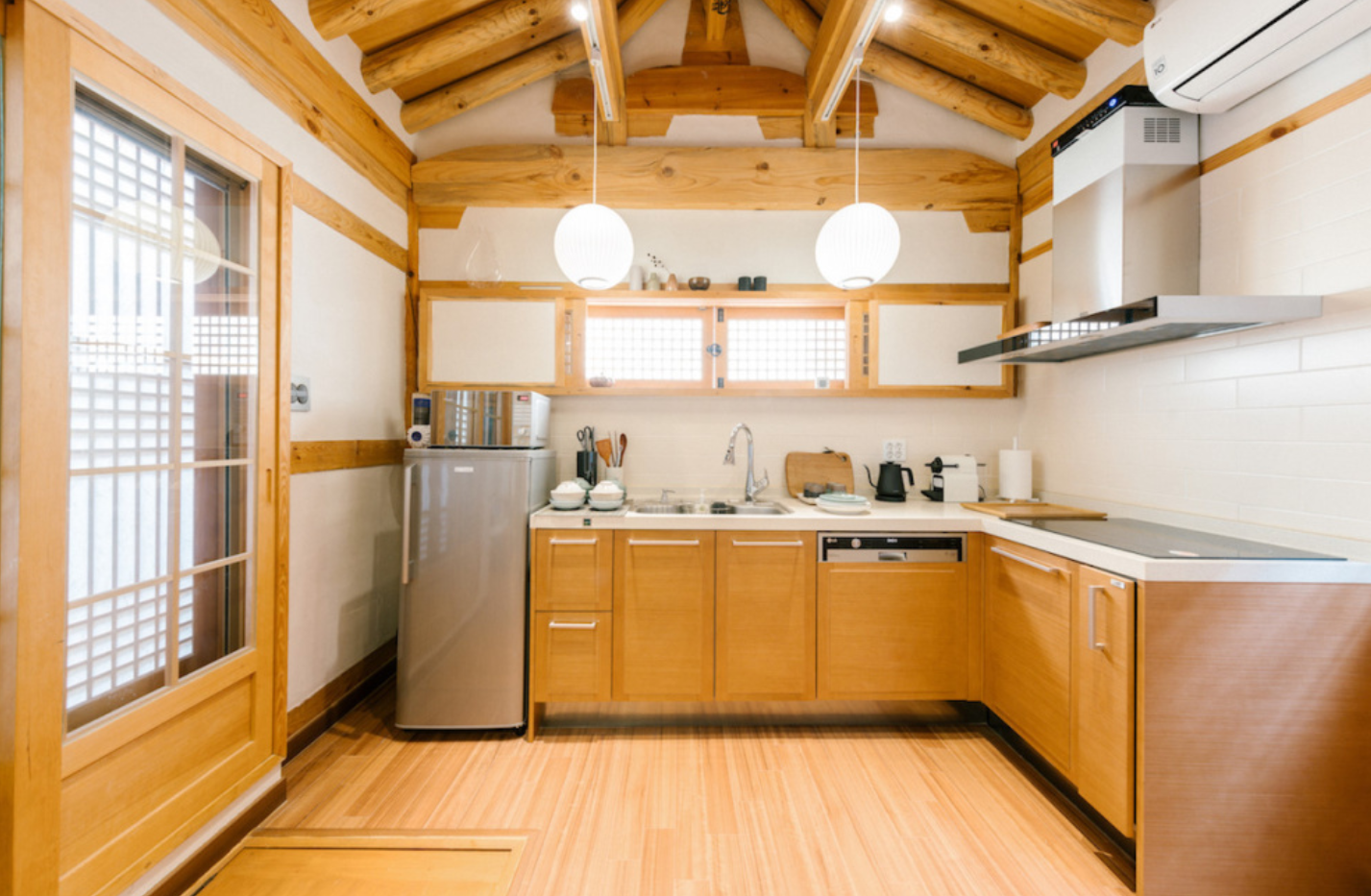 プライベート内湯のある静かな庭。アダムハノクの屋外プライベートバス、落ち着きのある空間