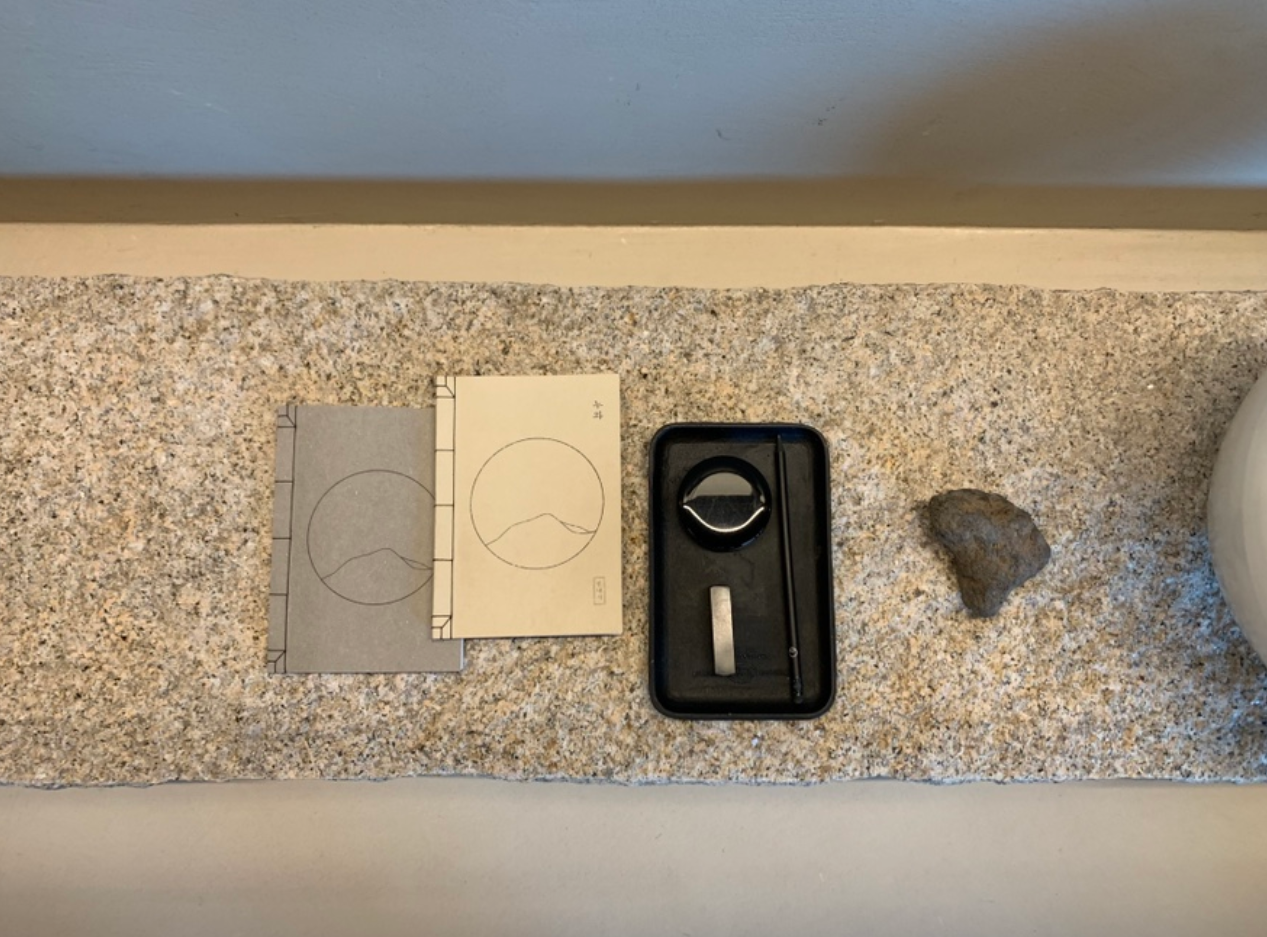 モダンで落ち着いたインテリアのヌワの韓国伝統的スタイルの客室