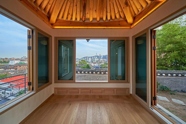 モダンで伝統的なデザインが融合された学民斎の韓屋インテリア