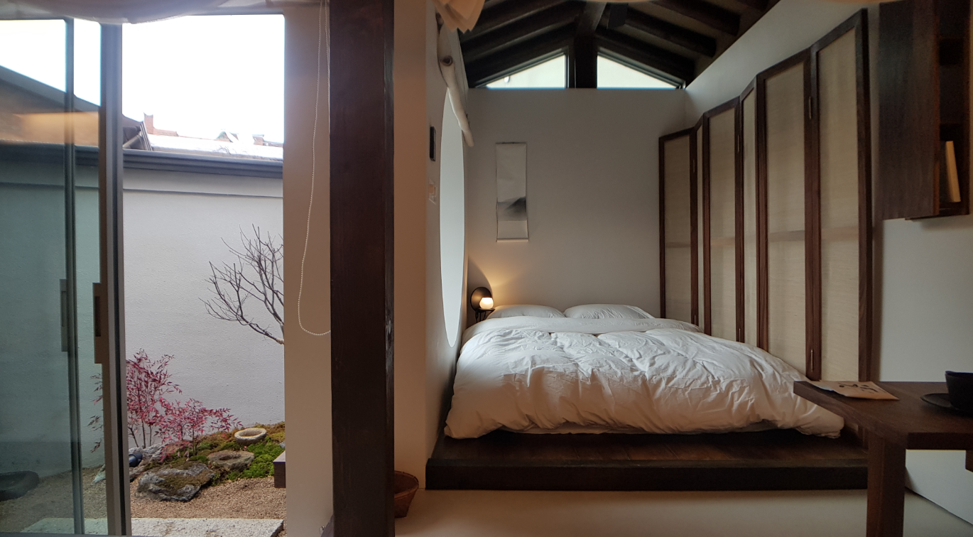 木とモダンな空間で囲まれたヌワの韓国スタイルのリビングルーム