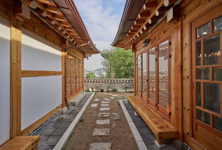 Hakminjae Hanok ให้บรรยากาศยุคโชซอนโบราณในกรุงโซลพร้อมวิวเมืองที่งดงาม