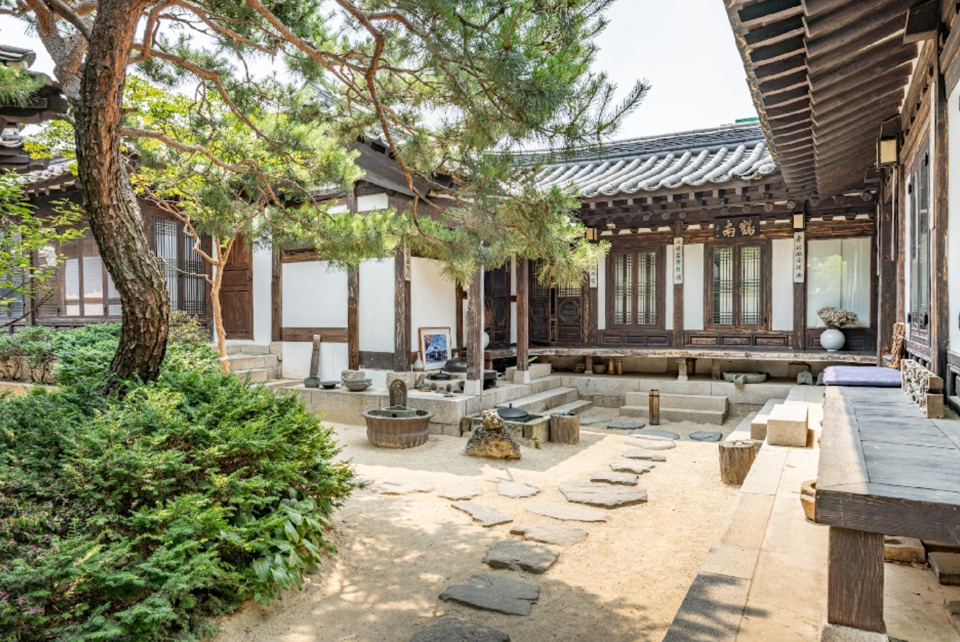 楽古斎の韓国伝統的スタイルの中庭