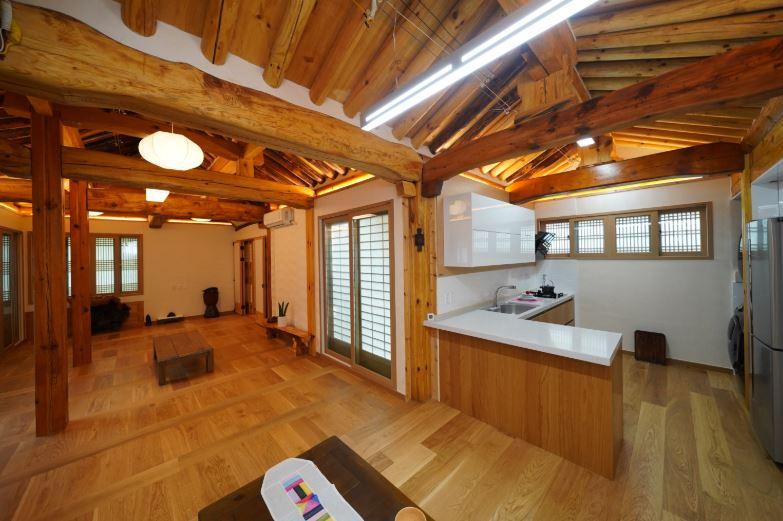 北村の観光通り近くに位置する学民斎の韓屋の中庭