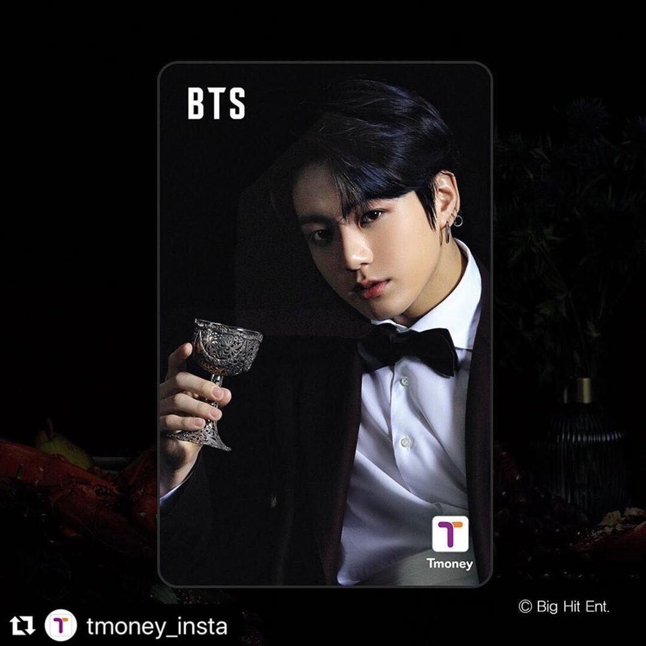 BTS成員手中捧著金色茶杯，周圍裝飾著豐盛的食品