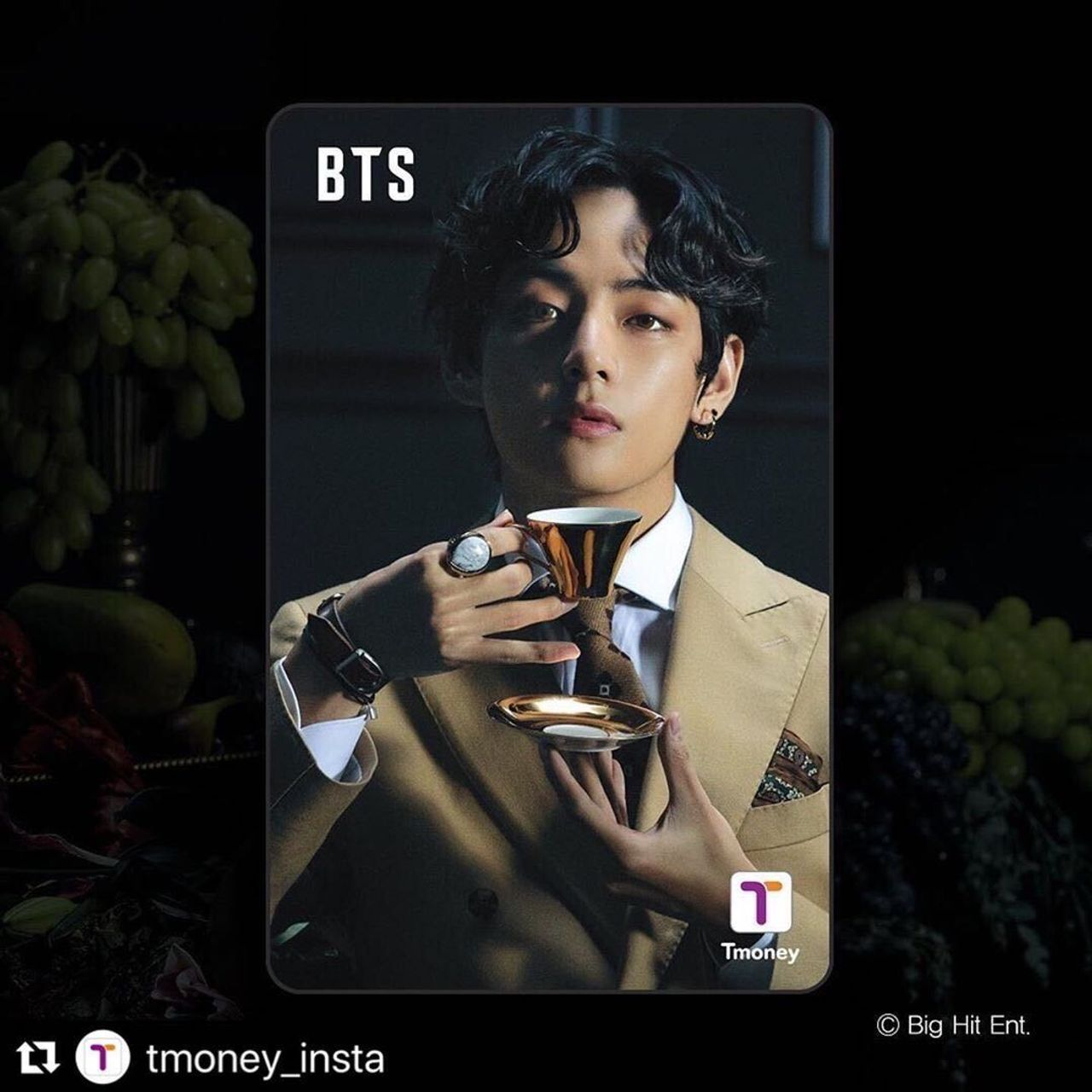 穿著墨綠色西裝的BTS成員展示T-money卡的設計，環境中有相配的華麗背景