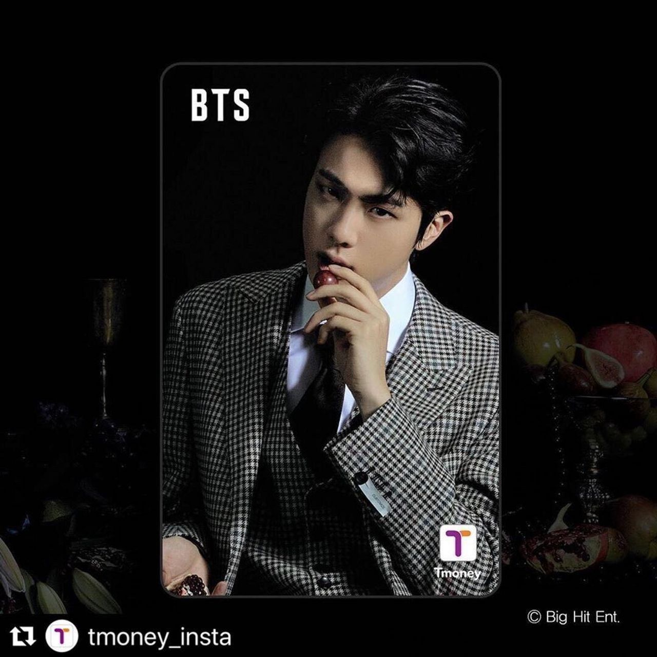 穿著格紋西裝的BTS成員展示T-money交通卡，背景為精緻的擺設與水果