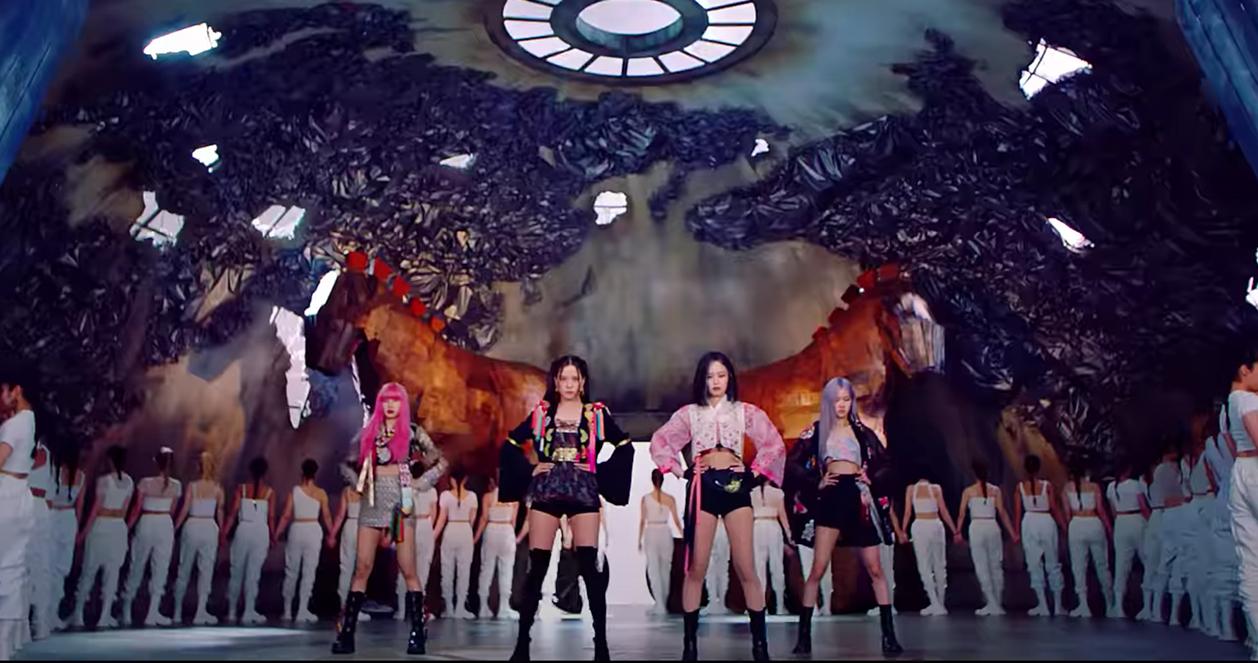 Blackpink biểu diễn trong MV How You Like That với trang phục Hanbok hiện đại