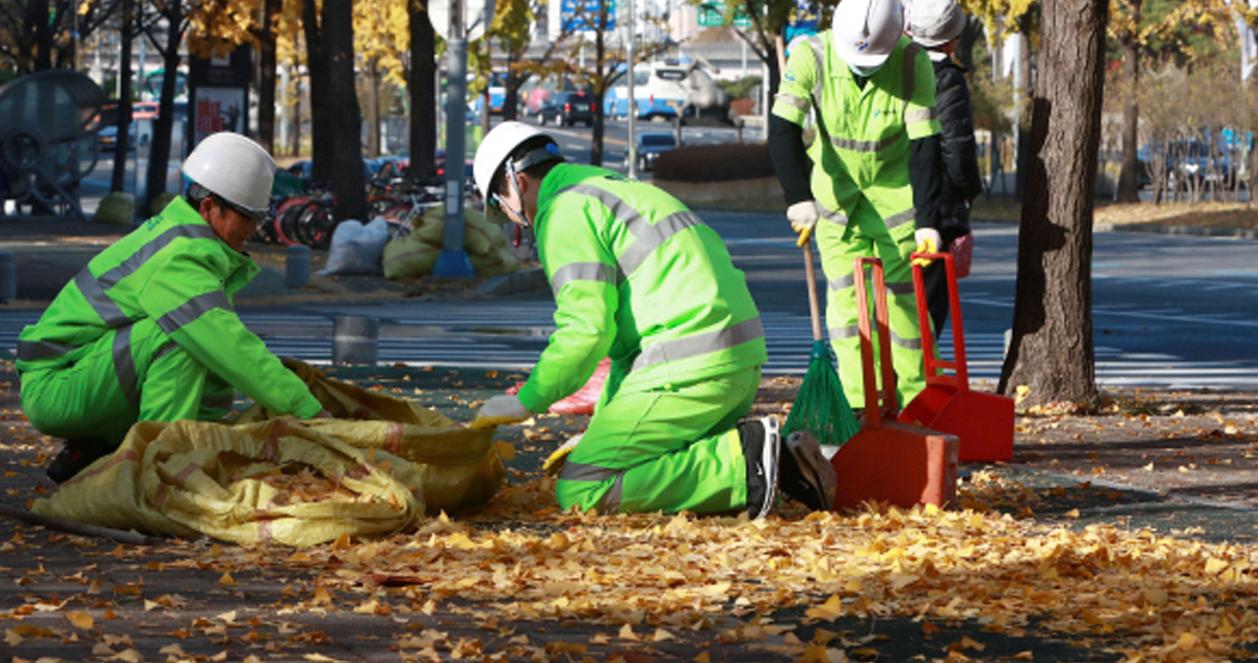 Tốt nghiệp Đại học nhưng nhiều người Hàn vẫn chọn làm công nhân vệ sinh, vì sao?