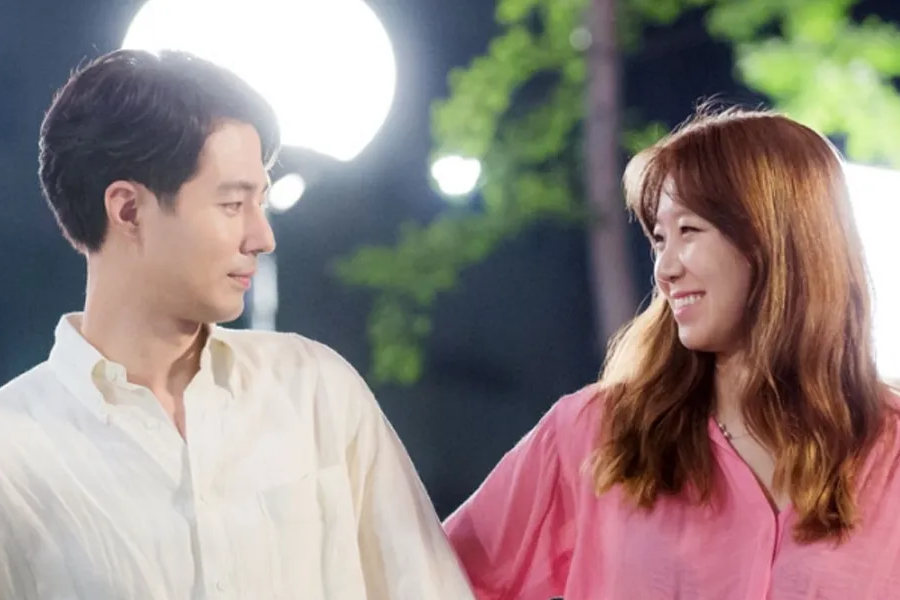 韩国电视剧《没关系，是爱情啊！》的知名场景，剧中角色在夜晚街道上的情感交流。