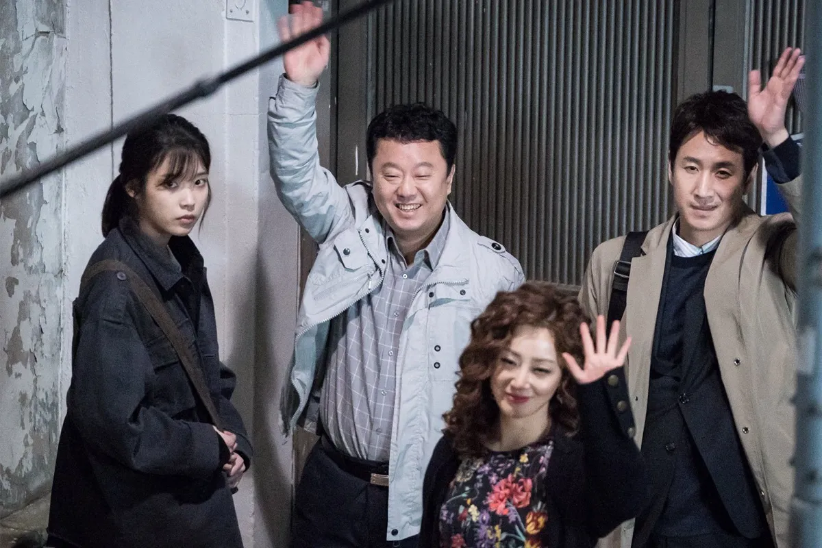 电视剧《我的大叔》中角色挥手告别的场景，展现了生活中的微妙情感。