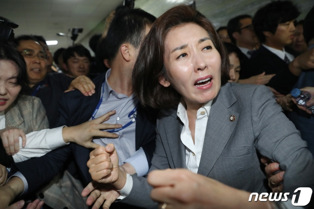 韩国国会女性议员参与议会中的对抗