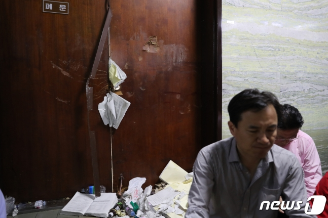 韩国议员未成功破坏议会大门，周围的乱象