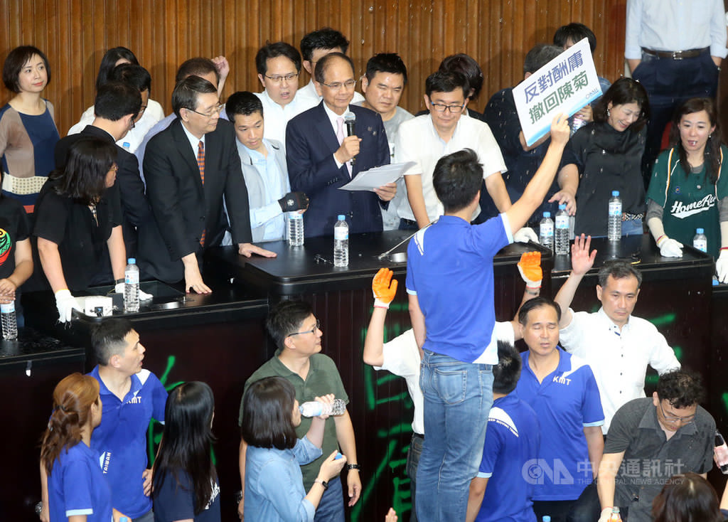 臺灣立法院議員在議會臺上展開對立。