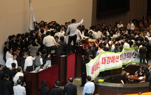 多年前韩国国会大混乱的场面，新闻报道图像