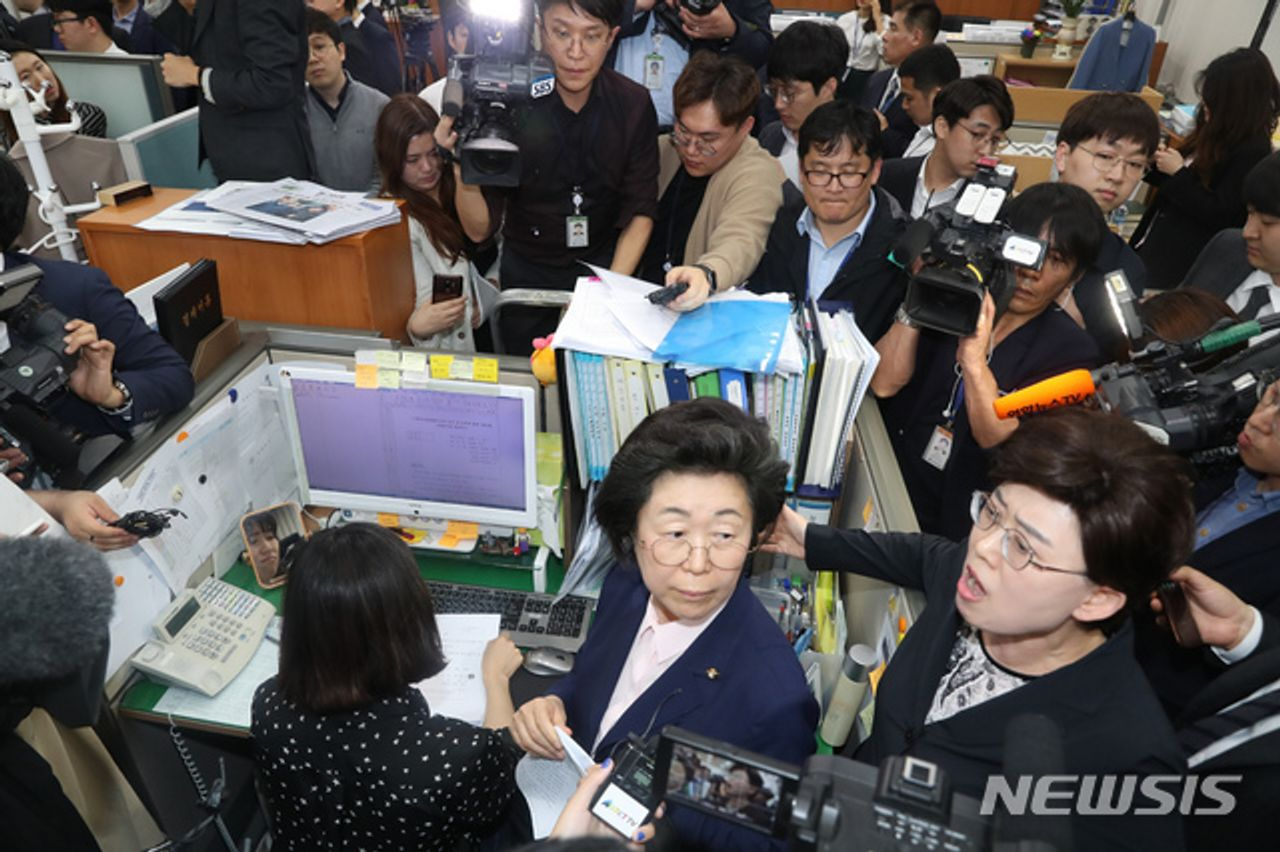 韩国议员提出议案无效的现场图像