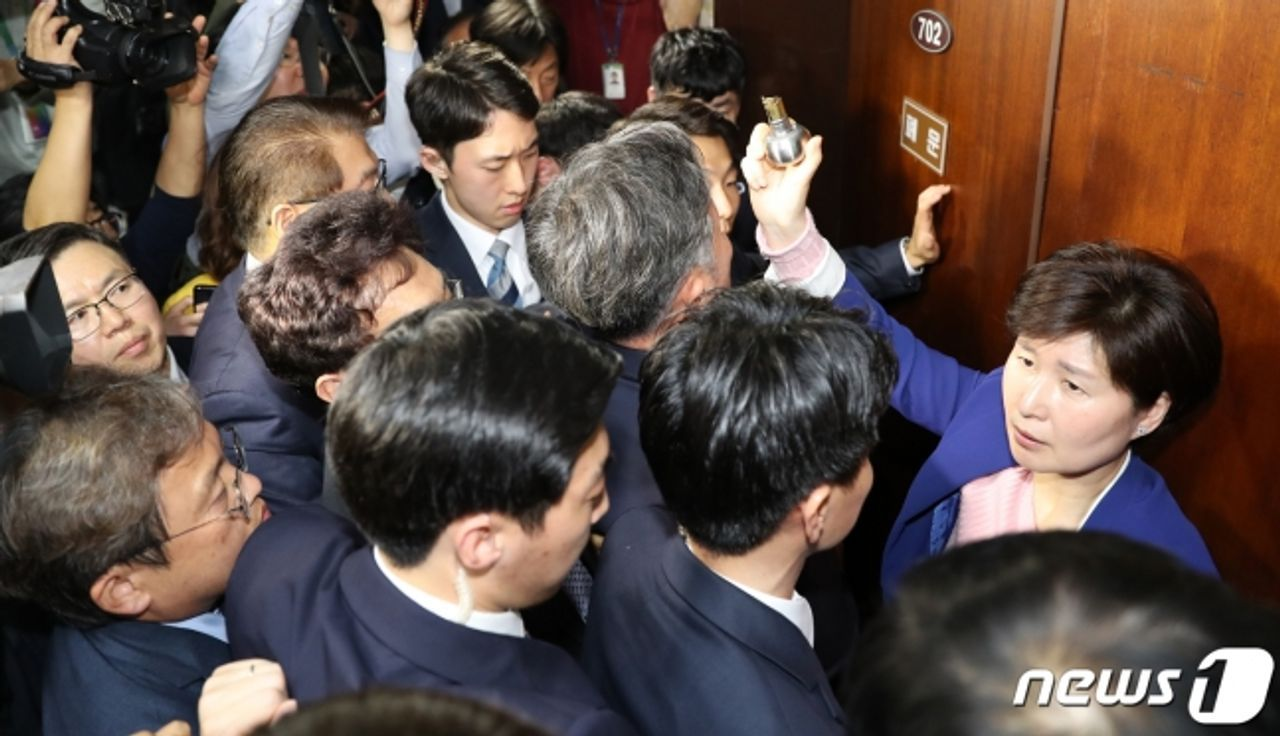 韩国国会议员在议会大门争执中