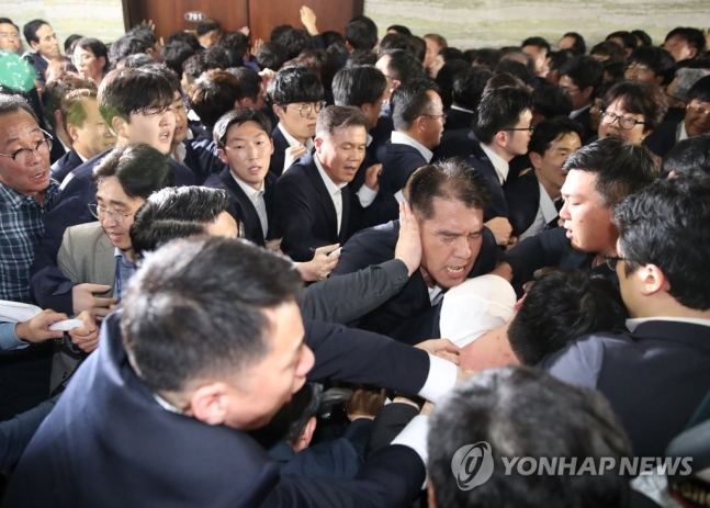 韩国议员在会议厅入口前的冲突场景