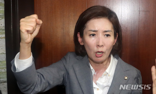 愤怒的韩国女性议员在议会中喊口号