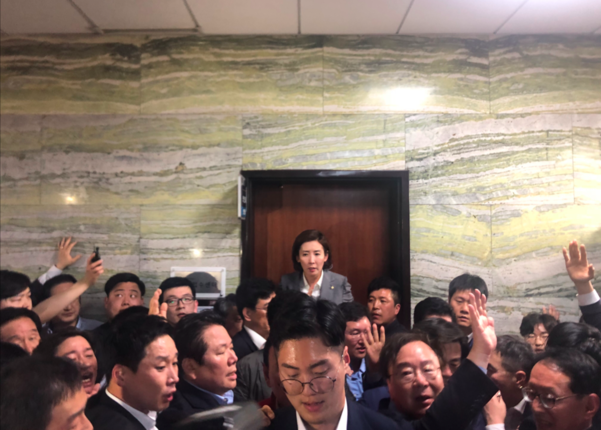 韩国议会中的一位站在高处观察的议员