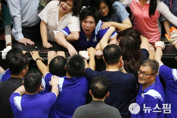 臺灣立法院爆發衝突,立法委員們密集地集結在一起。