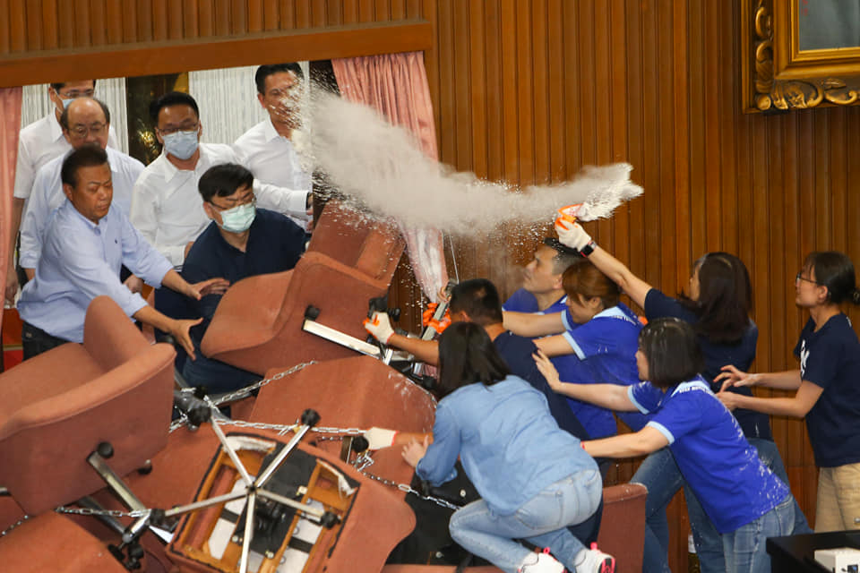 在立法院进行的激烈对抗，数名议员试图进入会场