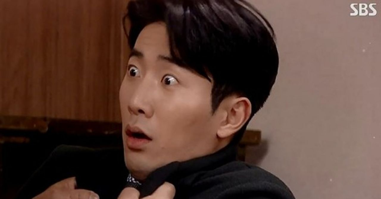 韓國電視節目中模糊背景的人物，刻畫了文化中對抽煙的響應。