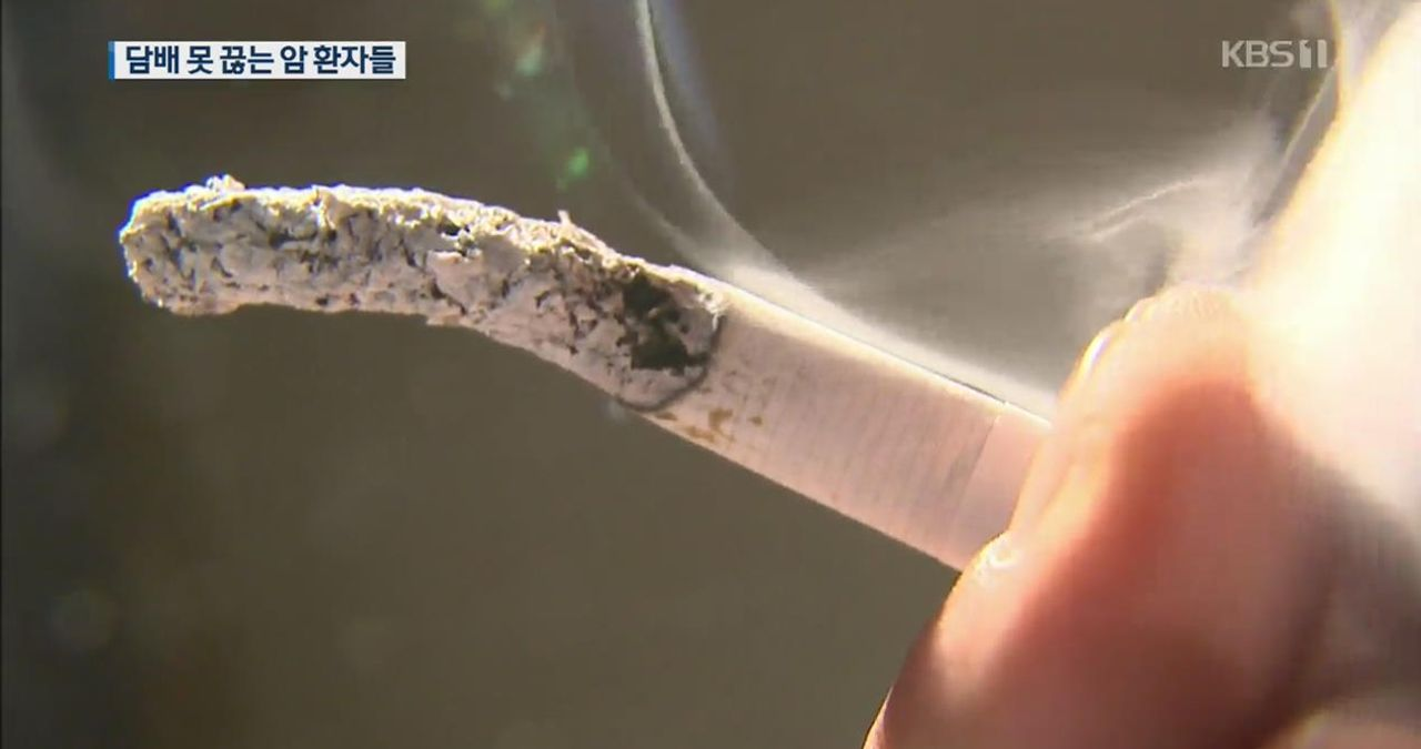 特寫一支燃燒的香煙，煙灰清晰可見，彰顯抽煙帶來的健康問題。