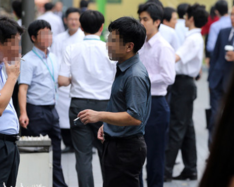 韓國上班族圍著吸煙，展示辦公室男士在工作中的吸煙文化。