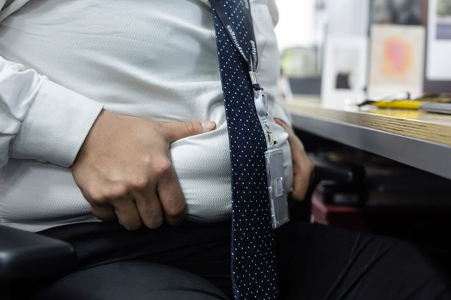 成為確增者：受疫情影響增加體重的人，穿著白襯衫的男子雙手放於肚子上，展示因疫情造成的體重變化。