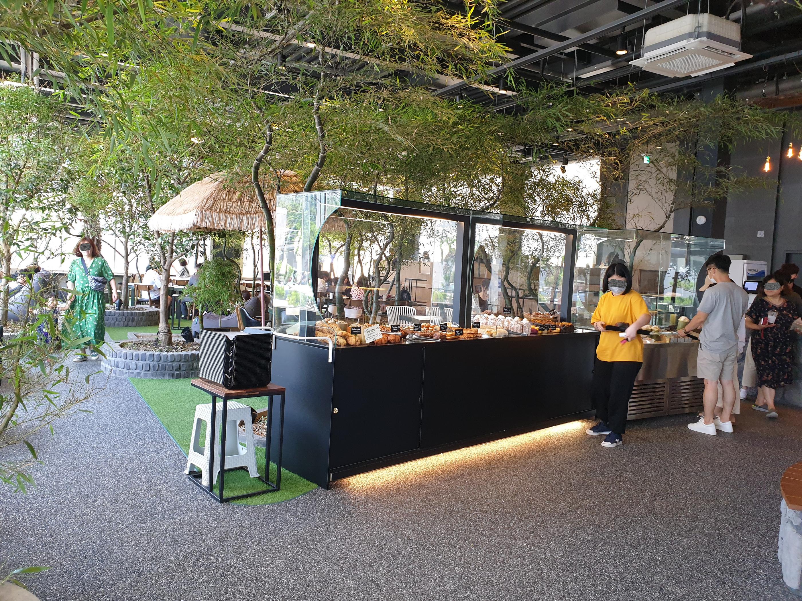 BAMBOO15-8カフェのパンコーナー。竹装飾がある中にパンやスイーツが並べられているカウンターがあります。