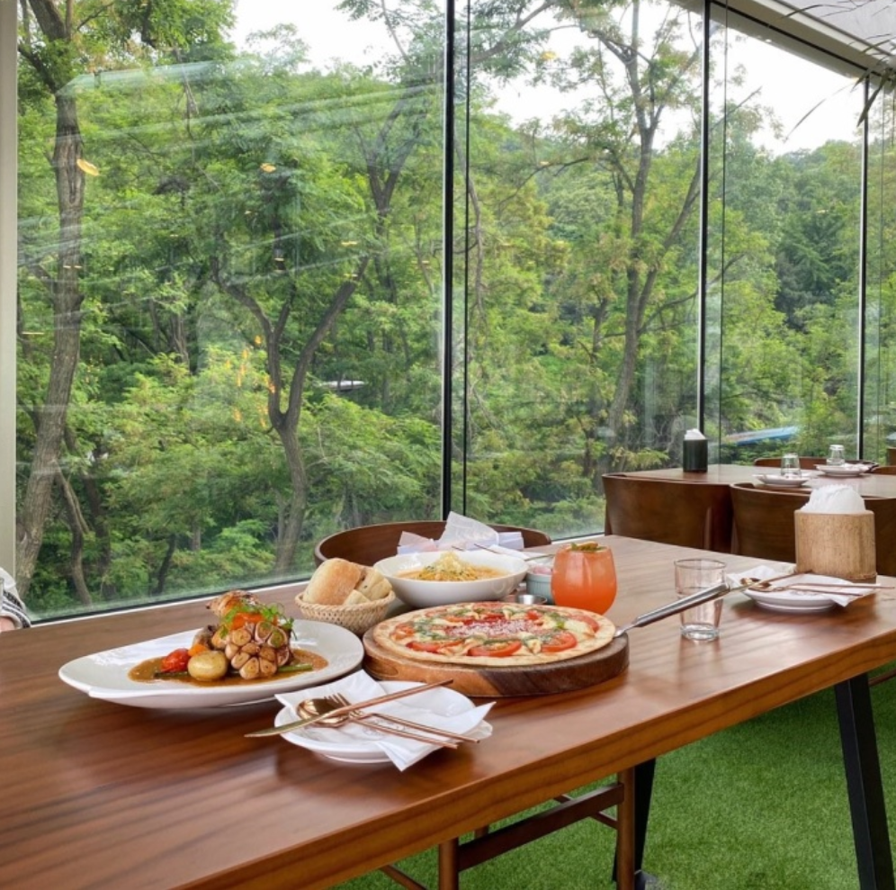 韓国BAMBOO15-8カフェの内部。森や竹林の中で美味しいイタリアンが楽しめるレストランの風景が見えます。