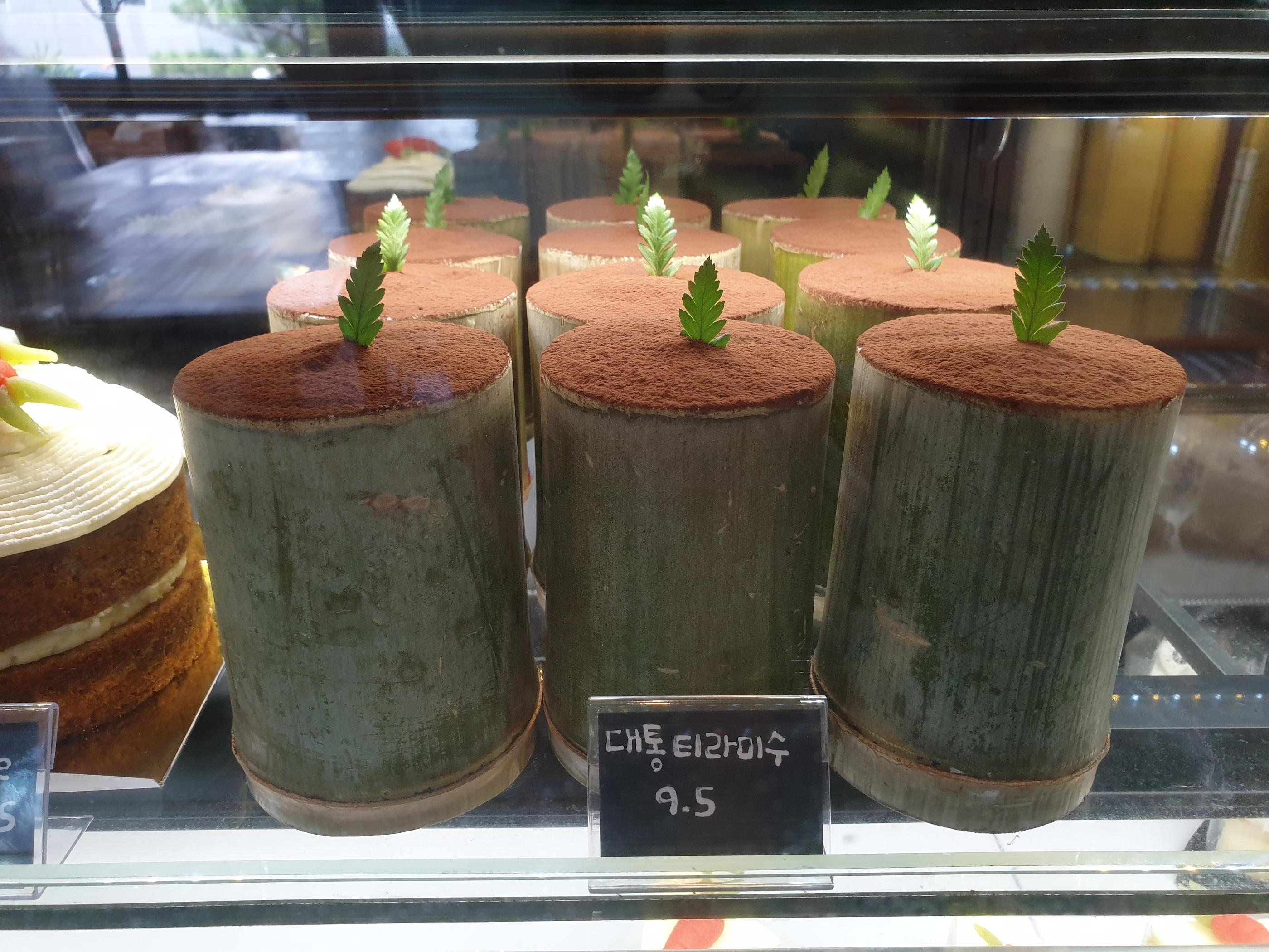 韓国BAMBOO15-8カフェのスイーツとドリンク棚。パンダがモチーフのケーキが見えます。