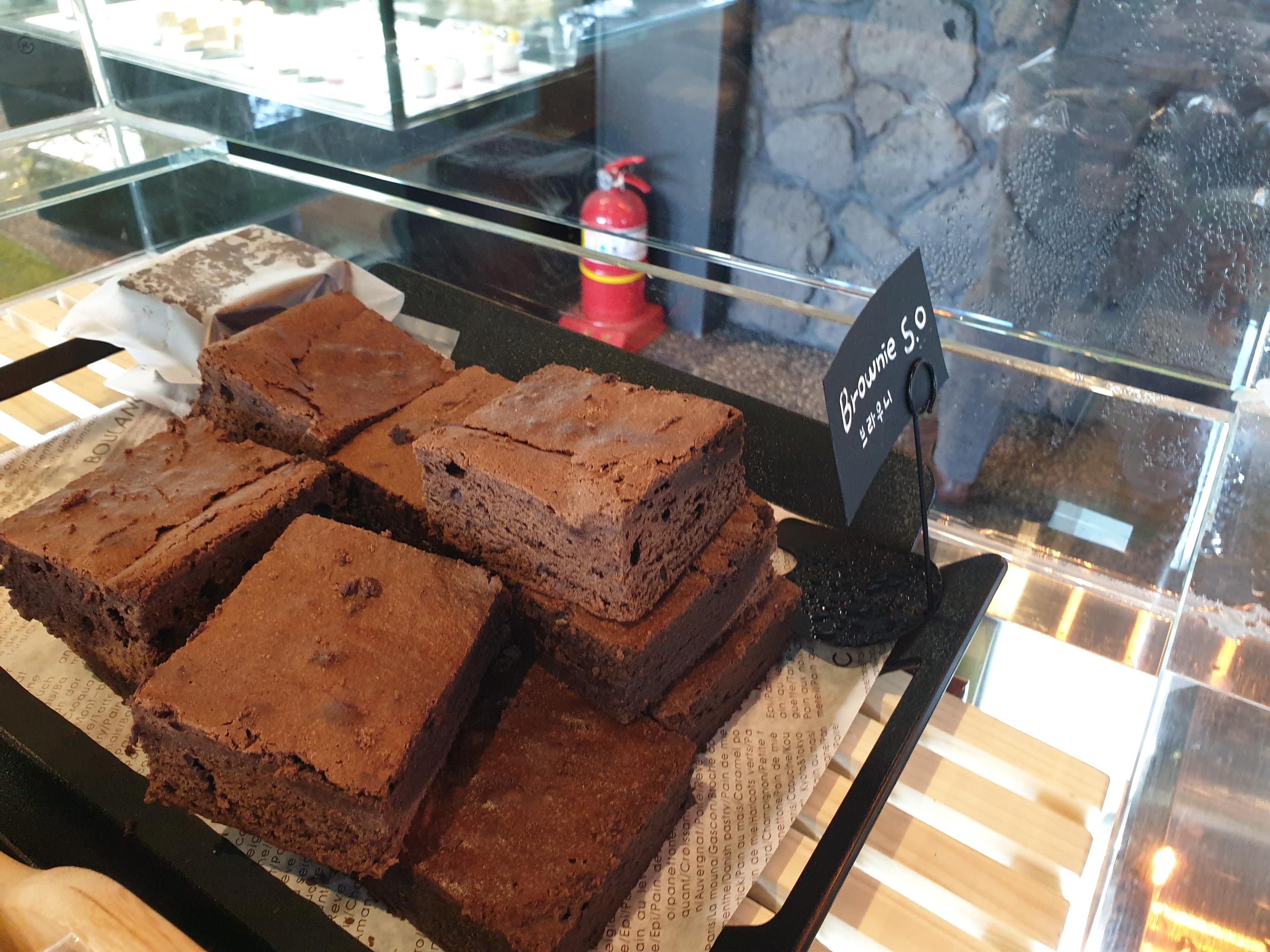 韓国BAMBOO15-8カフェのティラミス。竹の筒に入ったティラミスが並んでいます。