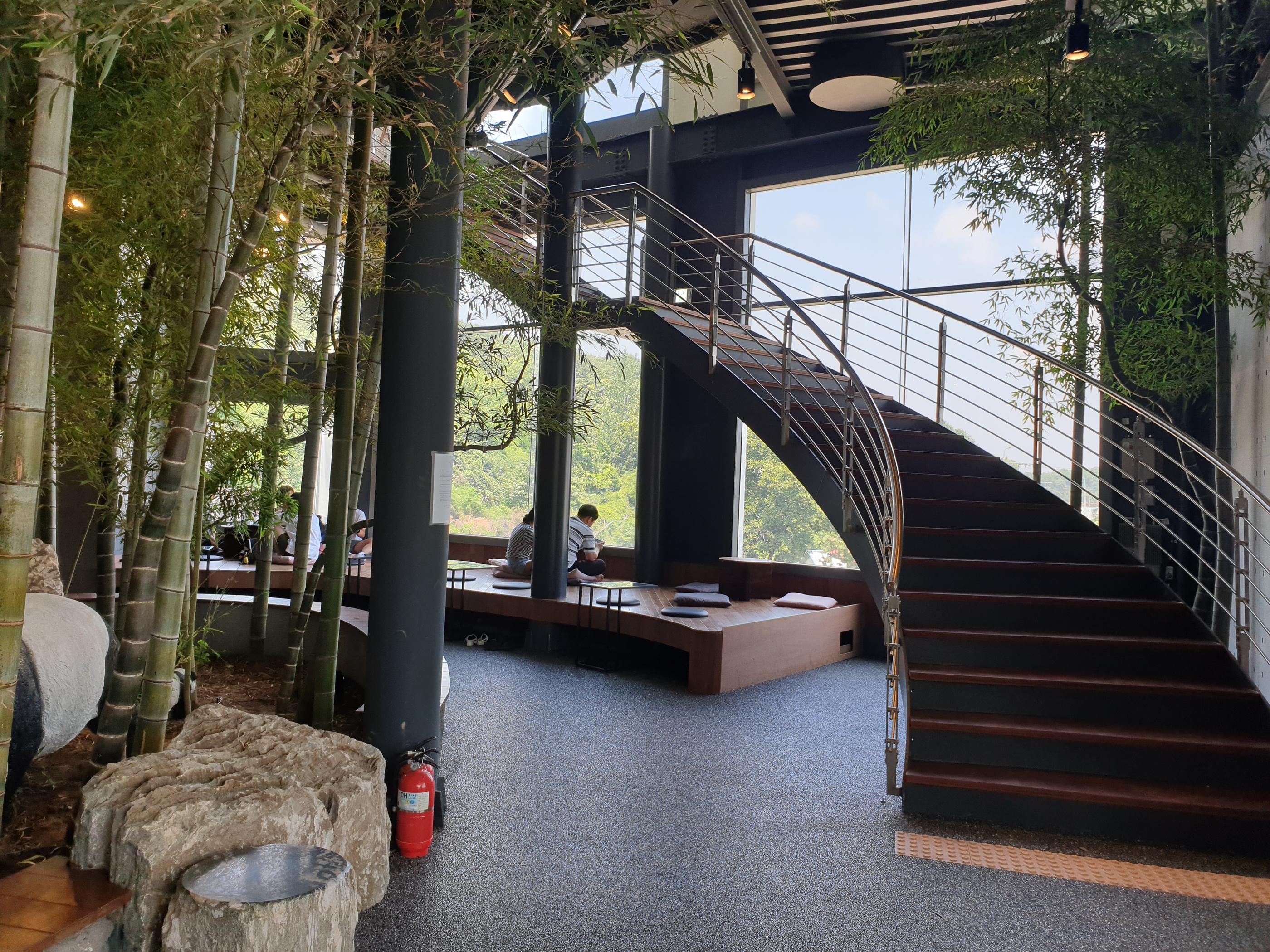 竹で囲まれた階段がある韓国BAMBOO15-8カフェの内部。
