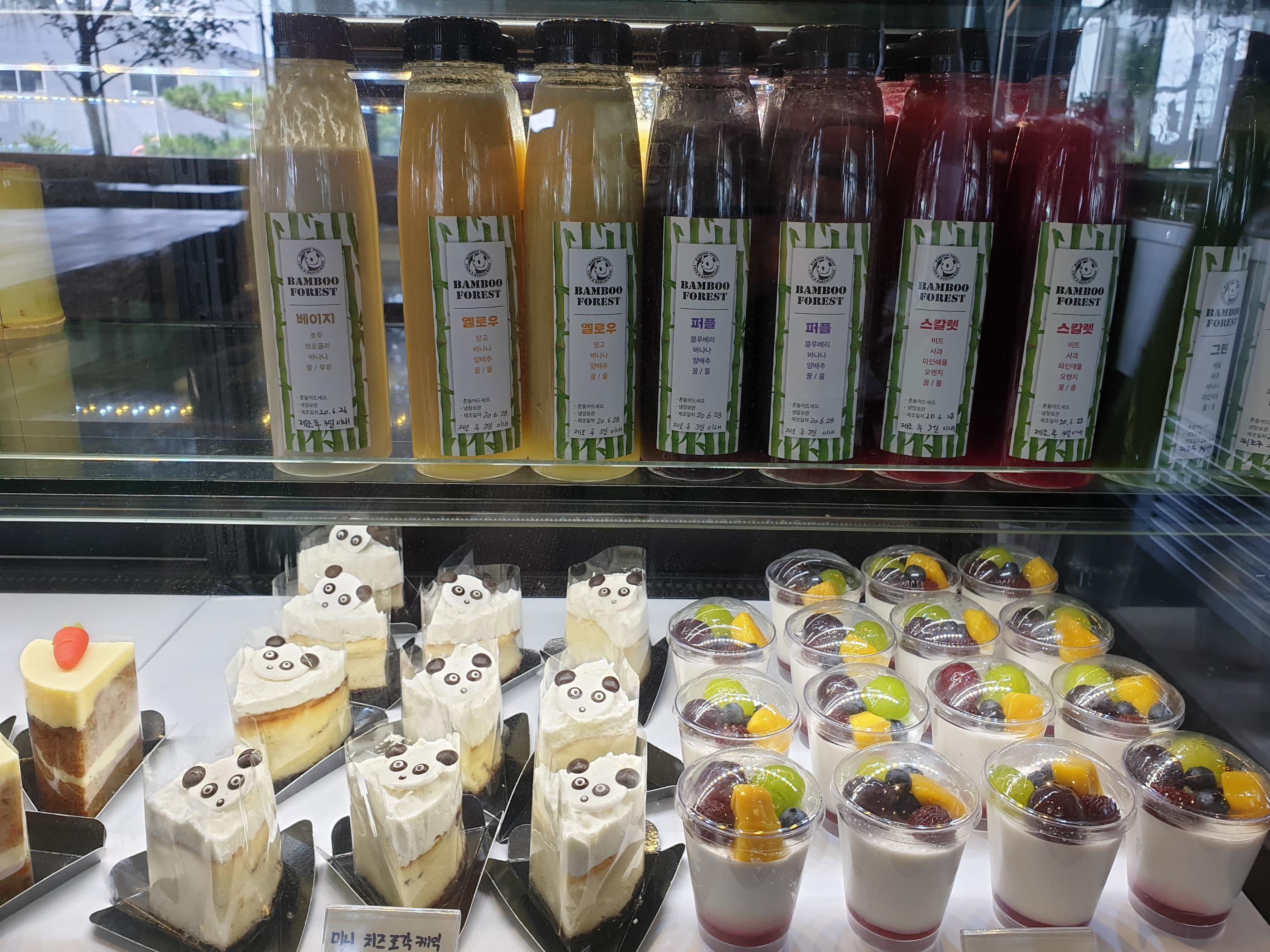 韓国BAMBOO15-8カフェのバー。バンブーフォレストのロゴが掲示されている内部が見えます。