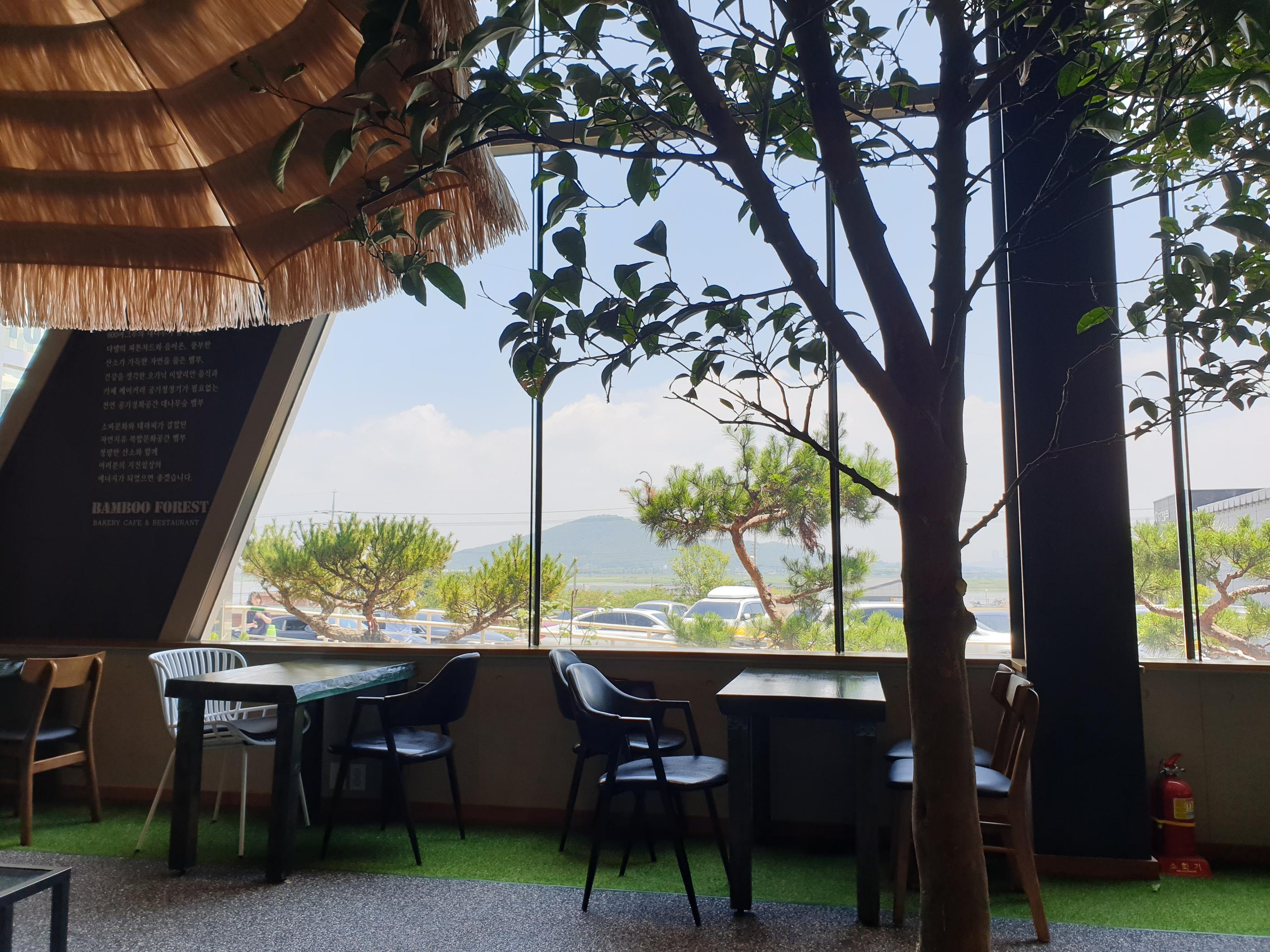 韓国BAMBOO15-8カフェ内の席。キャッシュピローが設置されたテーブルがあります。