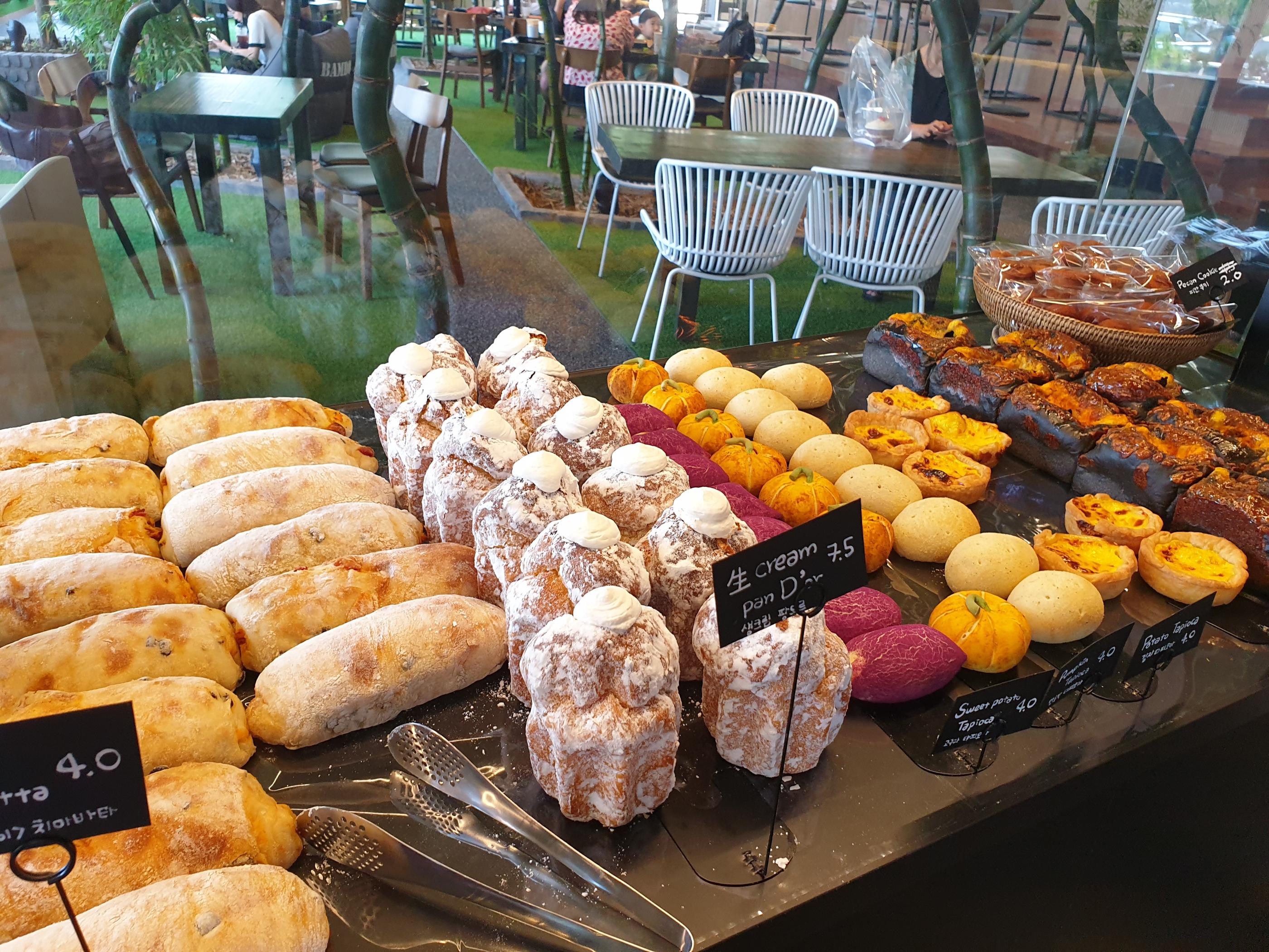 韓国BAMBOO15-8カフェ内のパンデコレーション。竹の筒に入ったパンやスイーツが見えます。