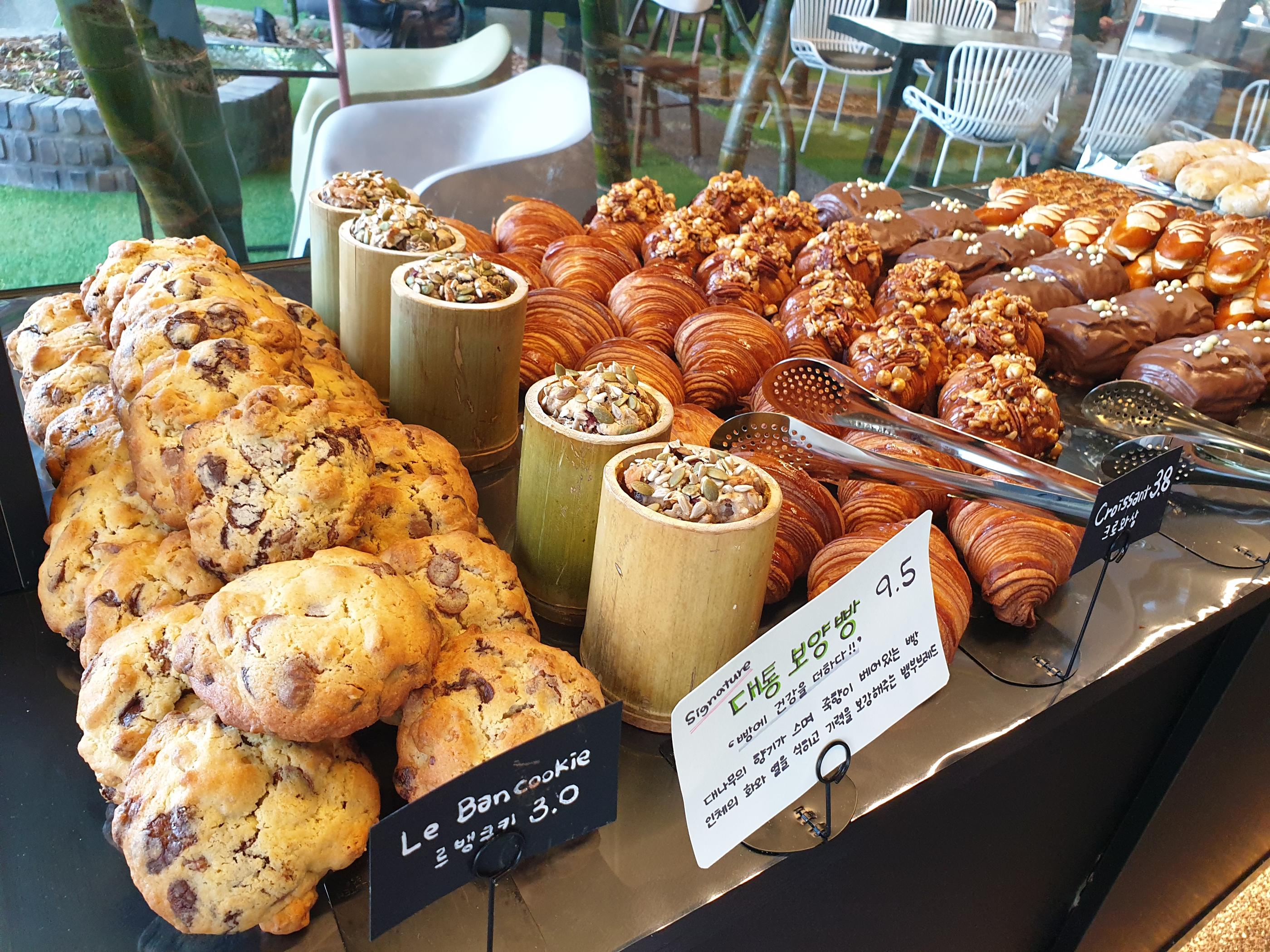 韓国BAMBOO15-8カフェのパンとスイーツが並んだ棚。様々な種類のパンが見えます。