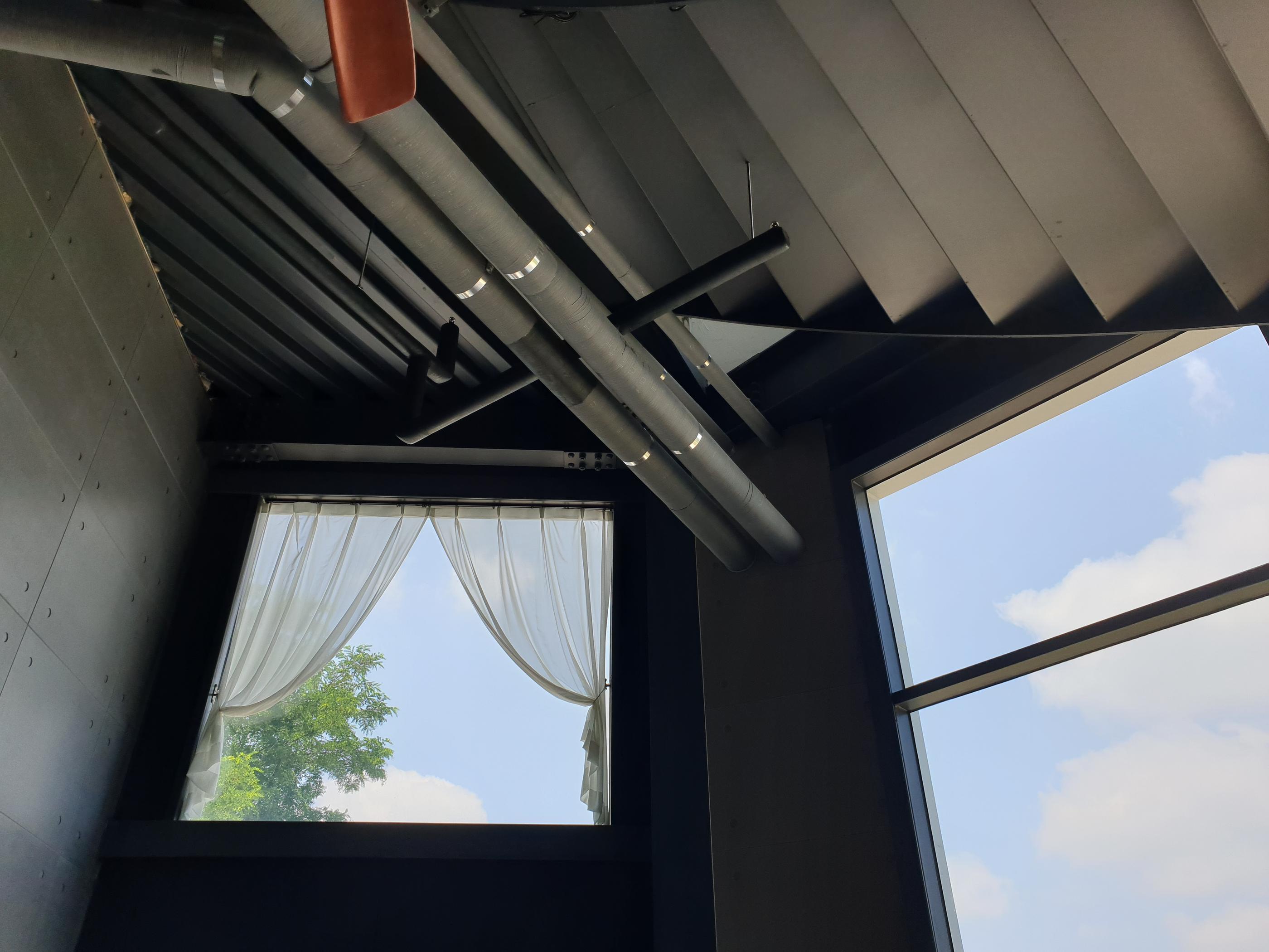 韓国BAMBOO15-8カフェ内部。竹林と座席、楽に座れるクッション椅子が見えます。