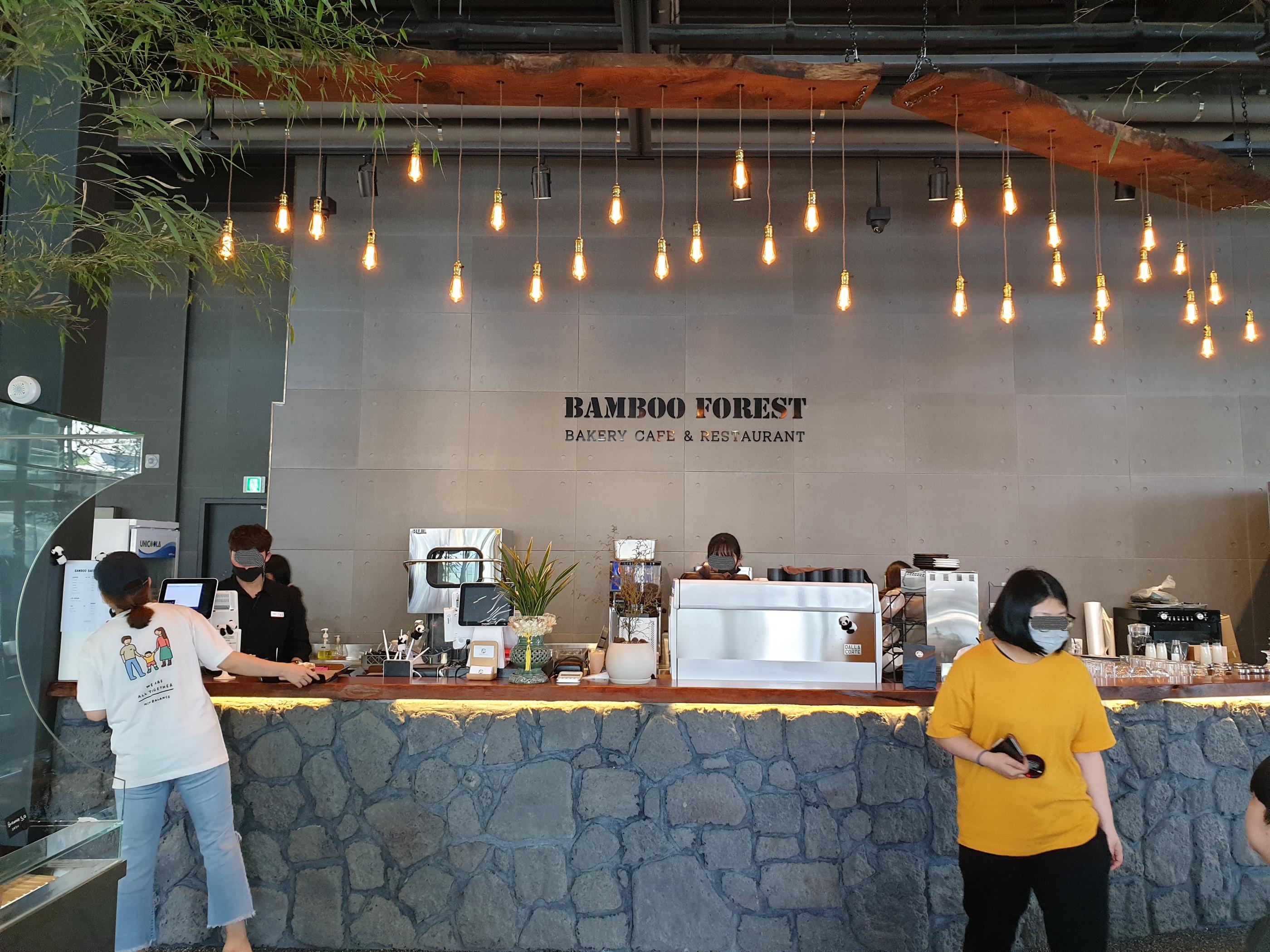 韓国BAMBOO15-8カフェの受付で手に持つパンダのロゴの註文ベル。