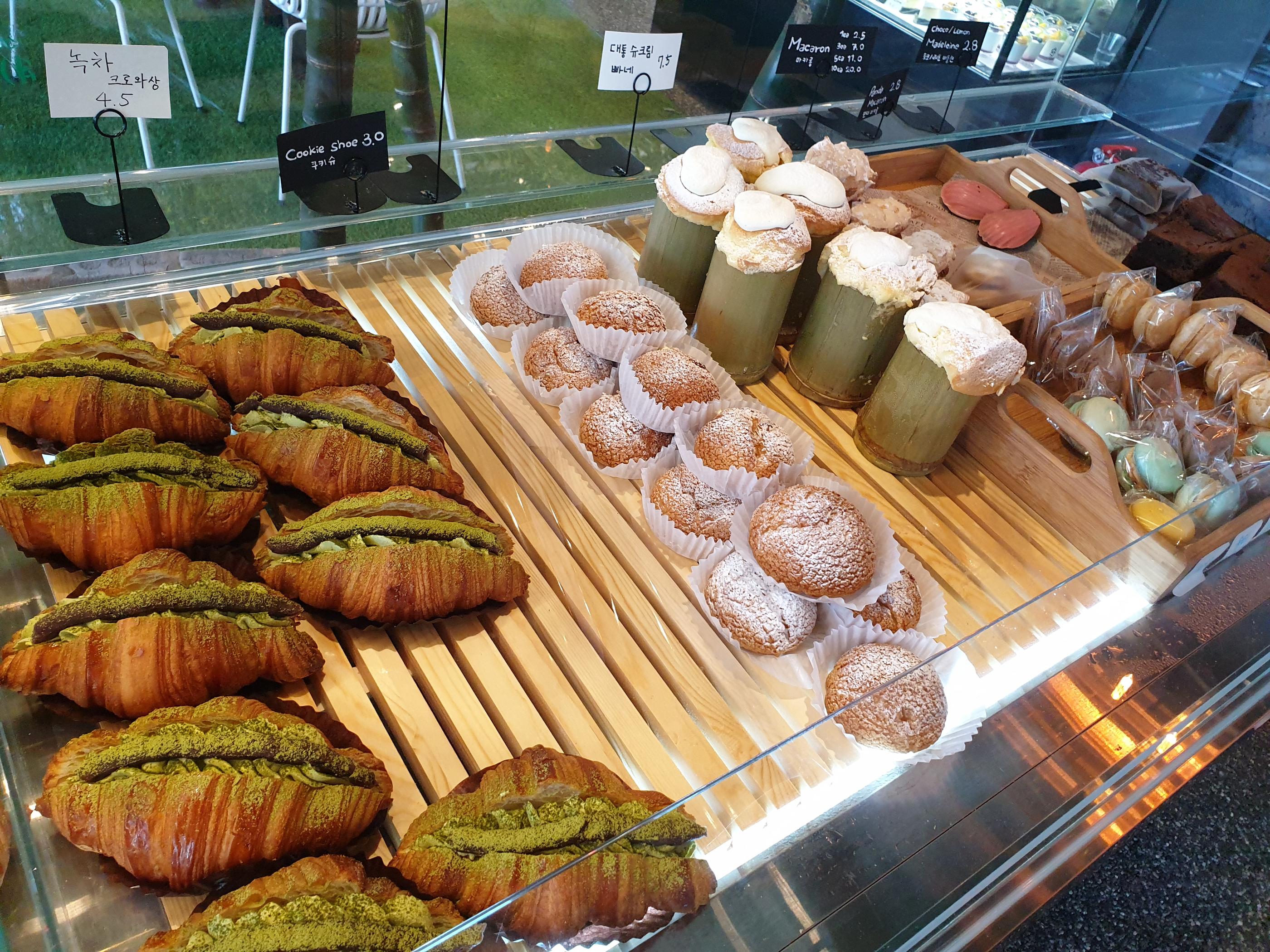 BAMBOO15-8カフェのブラウニーが並ぶ棚。美味しそうな濃厚ブラウニーが見えます。